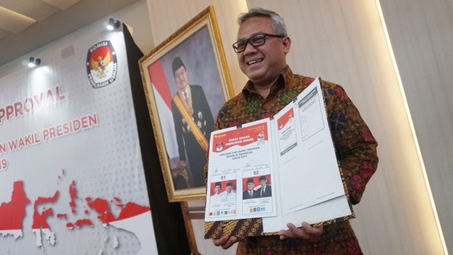 Ketua KPU, Arief Budiman menunjukan surat suara pemilihan umum Presiden dan Wakil Presiden tahun 2019. (Foto: Irfan Adi Saputra/kumparan.)