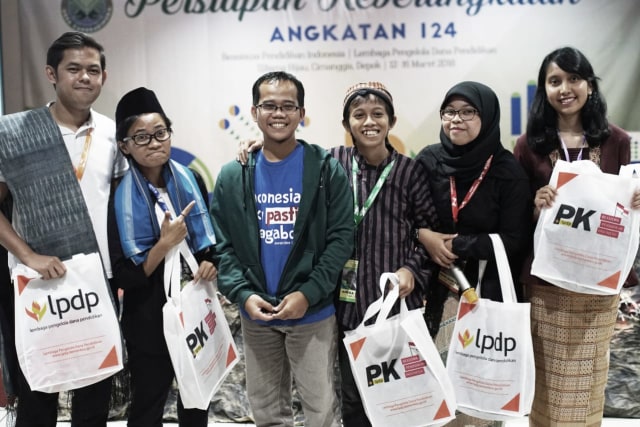 Angga Fauzan (pakai blankon), pendiri Boyolali Bergerak saat persiapan keberangkatan beasiswa LPDP. (Foto: Istimewa)