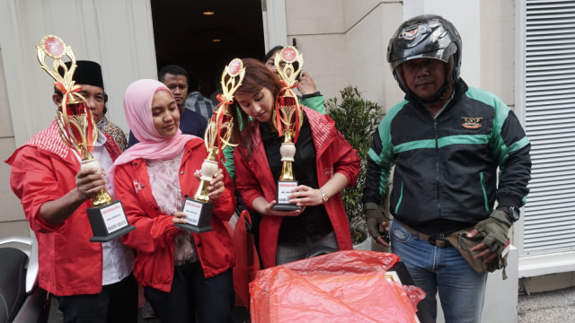 PSI mengirimkan piagam hoax awards ke DPP Demokrat dan tim badan pemenangan Prabowo Sandi. (Foto:  Iqbal Firdaus/kumparan)