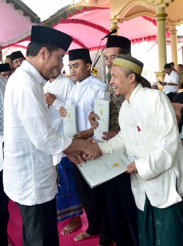 Presiden Jokowi serahkan sertifikat tanah wakaf kepada warga di Ponorogo, Jawa Timur. (Foto: Biro Pers Sekretariat Presiden/Muchlis Jr)