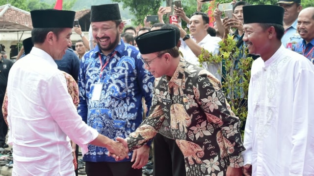 Presiden Jokowi saat acara penyerahan sertifikat tanah wakaf kepada warga di Ponorogo, Jawa Timur. (Foto: Biro Pers Sekretariat Presiden/Muchlis Jr)