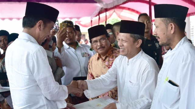 Presiden Jokowi serahkan sertifikat tanah wakaf kepada warga di Ponorogo, Jawa Timur. (Foto: Biro Pers Sekretariat Presiden/Muchlis Jr)