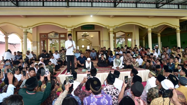 Presiden Jokowi serahkan 213 sertifikat tanah wakaf di Ponorogo, Jawa Timur. (Foto: Biro Pers Sekretariat Presiden/Muchlis Jr)