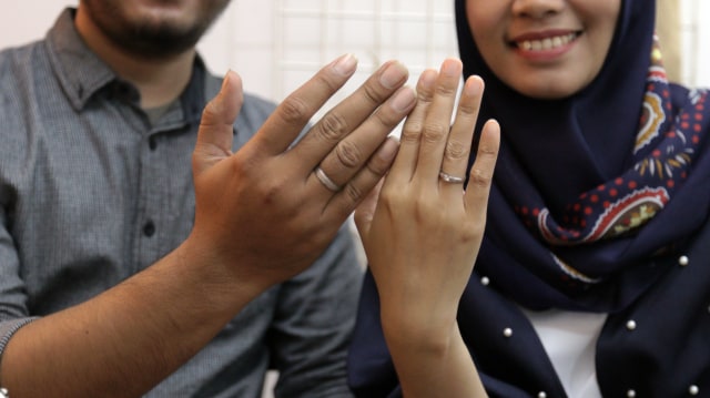 Pasutri dari kencan online, Taufik dan Yulia. (Foto: Fauzan Dwi Anangga/kumparan)
