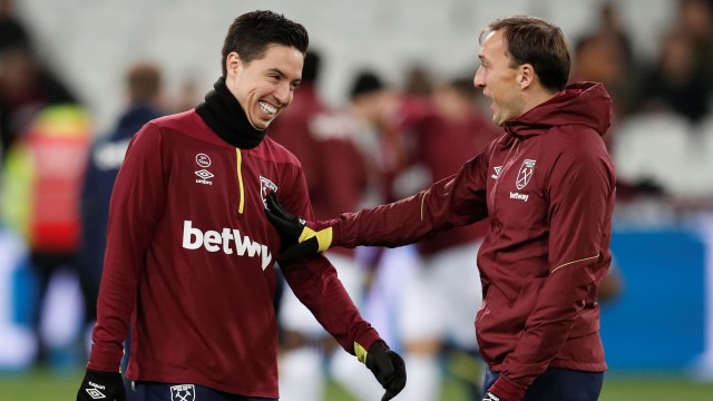 Samir Nasri dan Mark Noble jelang laga West Ham vs Brighton. (Foto: REUTERS/David Klein )