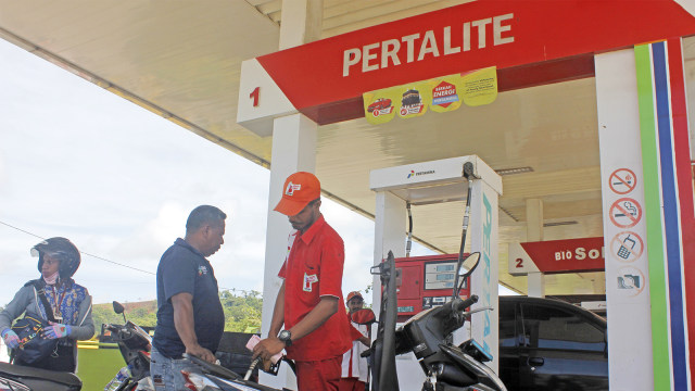 Petugas SPBU melayani masyarakat dengan mengisi BBM jenis Pertalite. Foto: ANTARA FOTO/Olha Mulalinda
