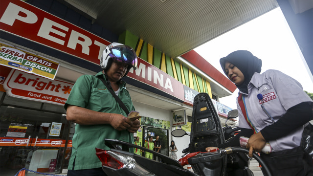 Petugas mengisi Bahan Bakar Minyak (BBM) kedalam tangki kendaraan roda dua di Stasiun Pengisian Bahan Bakar Umum (SPBU). (Foto: ANTARA FOTO/Nova Wahyudi)