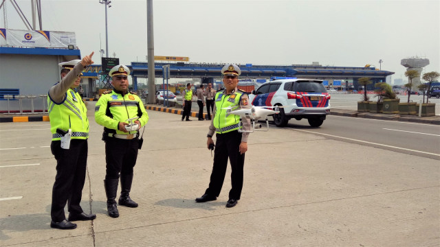 Kakorlantas, Irjen Refdi Andri beserta jajaran memantau kondisi arus balik libur natal dan tahun baru menggunakan alat drone, di Cikarang. (Foto: Aprilandika Pratama/kumparan)
