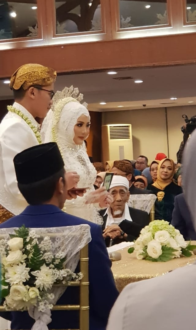 Presiden Jokowi saat menjadi saksi di Akad Nikah Putri Menteri Riset dan Teknologi. (Foto: Dok. Istimewa)