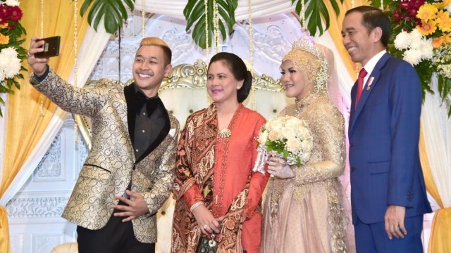 Presiden Joko Widodo dan Ibu Negara Iriana Joko Widodo berswafoto bersama Pipiet dan Hanifan, atlet pencak silat Asian Games ke-18. (Foto: Biro Pers Sekretariat Presiden/Muchlis Jr)