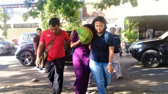Vanessa Angel saat ditangkap Polda Jatim terkait prostitusi online, di Surabaya. (Foto: Dok. Istimewa)