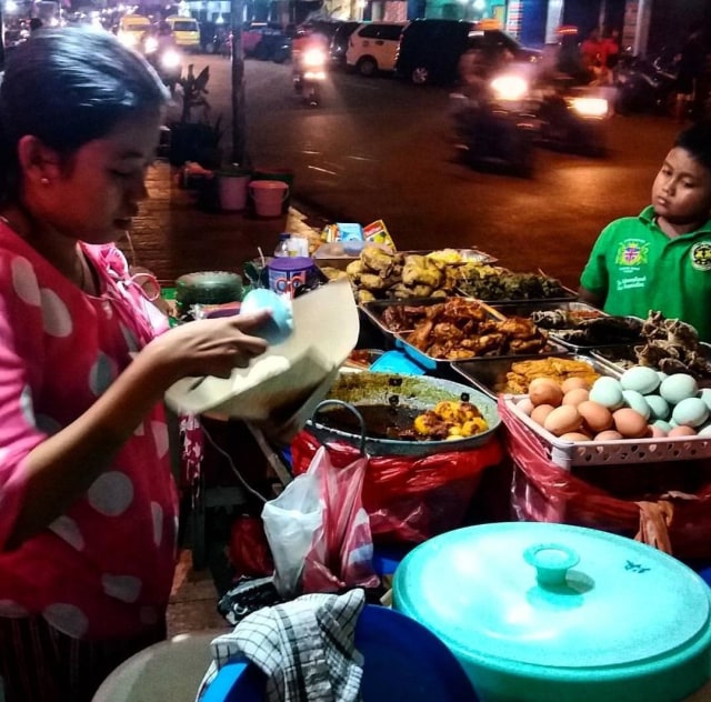Bekerja Sampai Larut Malam di Ambon, Cobalah Nasi Kuning Bagadang (1)