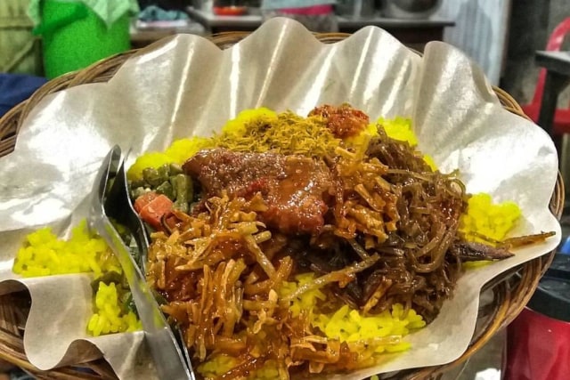 Bekerja Sampai Larut Malam di Ambon, Cobalah Nasi Kuning Bagadang