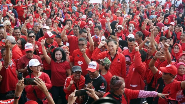 Sekjen PDIP Hasto Kristiyanto berolahraga senam bersama kader dalam Parade Akhir Pekan PDIP di Kemayoran, Jakarta, Minggu (6/1/2018). (Foto: Nugroho Sejati/kumparan)