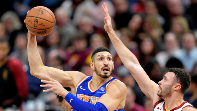 Enes Kanter pada pertandingan melawan Cleveland Cavaliers. (Foto: USA Today/David Richard)