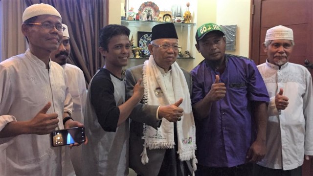 Calon Wakil Presiden Nomor urut 01, Ma’ruf Amin, silaturahmi dengan masyarakat lorong 27 di kediamannya. (Foto: Mirsan Simamora/kumparan)