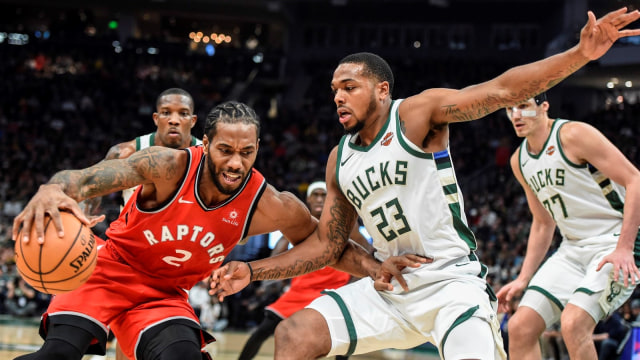 Kawhi Leonard (kiri) berusaha melewati kawalan Sterling Brown. (Foto: USA Today/Benny Sieu)