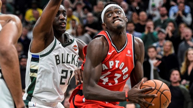Tony Snell (kiri) berupaya mengadang Pascala Siakam. (Foto: USA Today/Benny Sieu)