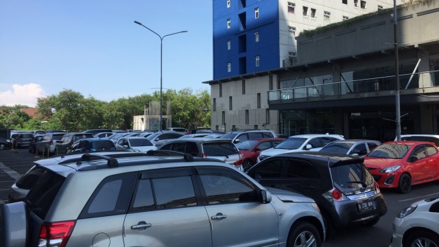 Sejumlah kendaraan parkir di  Apartemen Green Pramuka, Jakarta Pusat. (Foto: Fachrul Irwinsyah/kumparan)