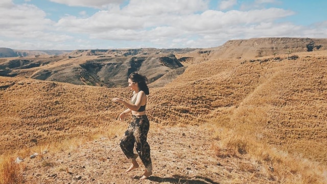 Angela Gilsha menikmati Sumba yang indah di musim kemarau (Foto: Instagram/Angela Panari)