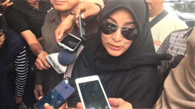 Jane Shalimar mendatangi Polda Jatim untuk mengunjungi Vanessa Angel.  (Foto: Phaksy Sukowati/kumparan)