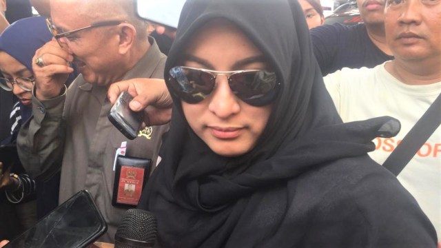 Jane Shalimar mendatangi Polda Jatim untuk mengunjungi Vanessa Angel.  (Foto: Phaksy Sukowati/kumparan)