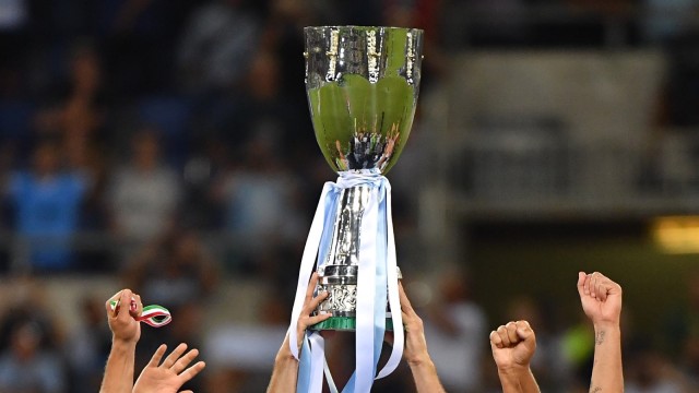 Trofi Supercoppa Italiana. (Foto: AFP/Alberto Pizzoli)