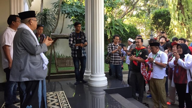 Cawapres no urut 02, Ma’ruf Amin (kiri) terima dukungan suporter sepak bola di kediamannya, Jalan Situbondo 12, Jakarta Pusat. (Foto: Mirsan Simamora/kumparan)