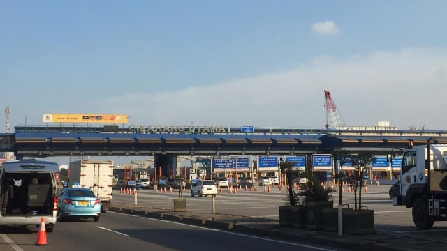 Kondisi lalu lintas di Gerbang Tol Cikarang Utama. Foto: Ferry Fadhlurrahman/kumparan