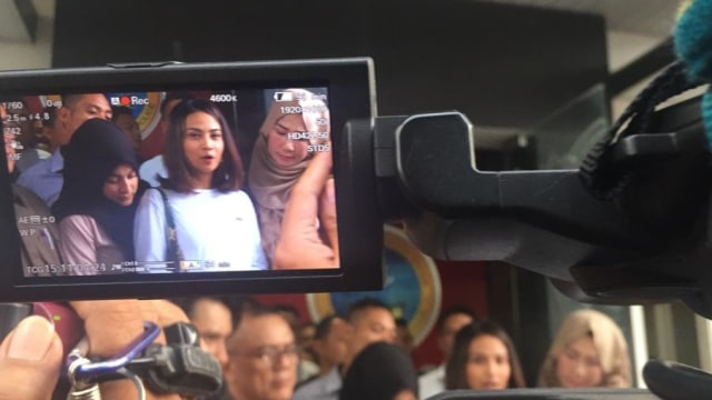 Vanessa Angel (tengah) di Polda Jatim. (Foto: Phaksy Sukowati/kumparan)