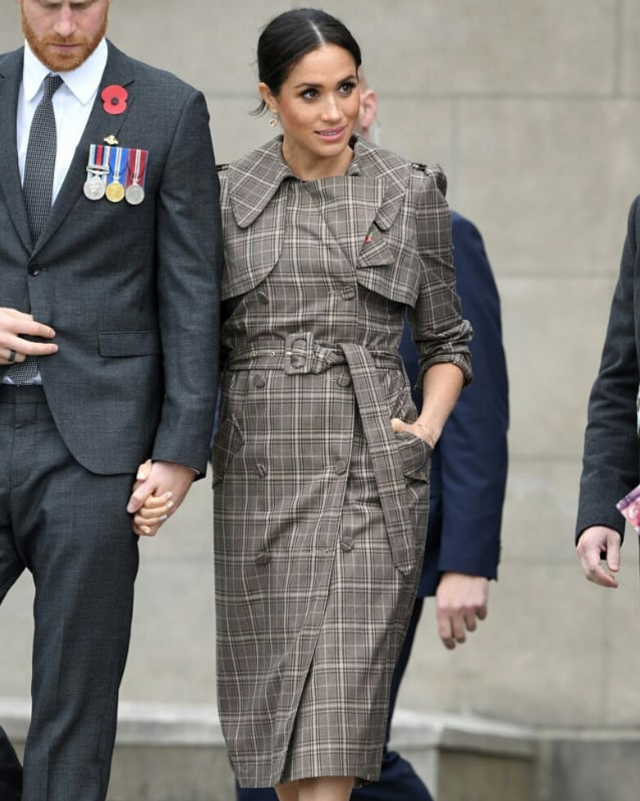 Meghan Markle berjalan-jalan di Wellington, Selandia Baru. (Foto: Instagram @meghanmarklesparkle)