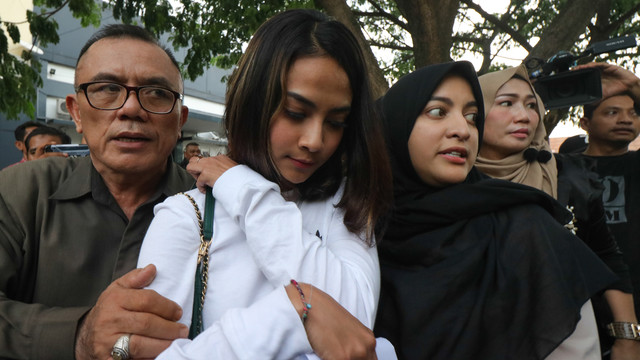 Vanessa Angel (pakaian putih) usai diperiksa terkait kasus prostitusi online di Polda Jawa Timur, Minggu (6/1) (Foto: ANTARA FOTO/Didik Suhartono/wsj)