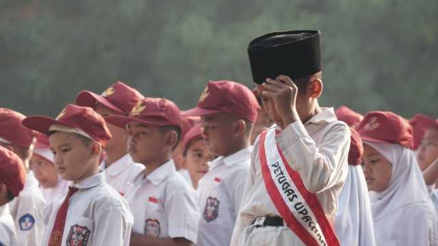 Siswa SDN Pekayon Jaya IV dan V mengikuti upacara bendera pertama pada tahun 2019 setelah melewati masa liburan tahun 2018. (Foto: Iqbal Firdaus/kumparan)