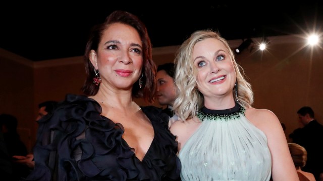 Maya Rudolph dan Amy Poehler (Foto: REUTERS/Mario Anzuoni)