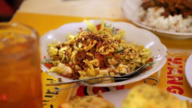 Nasi Lengko, menu khas di warung makan Pi'an. (Foto: Retno Wulandhari Handini/kumparan)