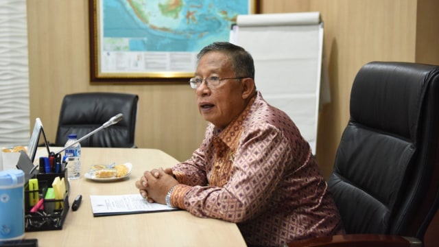 Menteri Koordinator Bidang Perekonomian Darmin Nasution memimpin Rapat Koordinasi Pembahasan Komoditas Karet, Senin (7/1), di Jakarta. (Foto: Twitter/@PerekonomianRI)