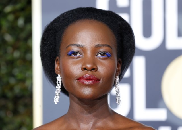 Lupita Nyong'o mengenakan eyeliner dan bulu mata palsu warna biru elektrik. (Foto: REUTERS/Mike Blake)