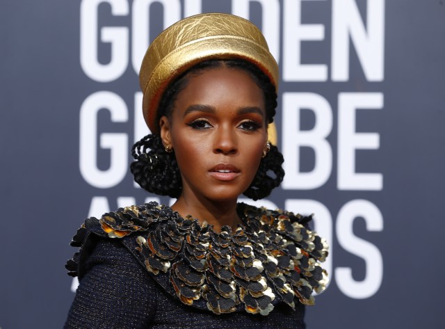 Riasan Janelle Monae bak Ratu Cleopatra dengan eyeliner tebal dan panjang. (Foto: REUTERS/Mike Blake)