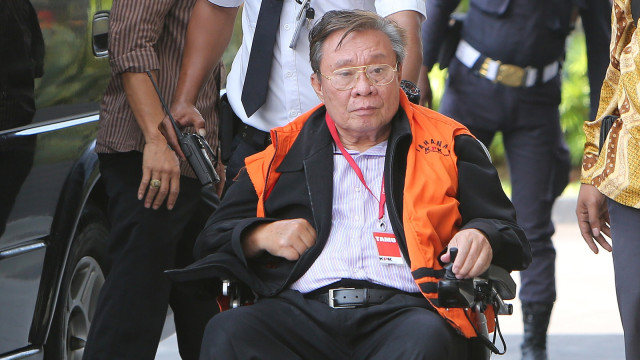 Direktur Utama PT Wijaya Kusuma Emindo (WKE) Budi Suharto (tengah) tiba untuk menjalani pemeriksaan di gedung KPK, Jakarta, Senin (7/1/2018). (Foto: ANTARA FOTO/Reno Esnir)