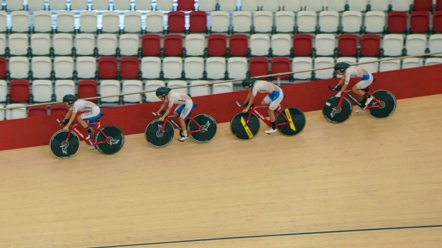 Para atlet berlatih jelang Asian Track Championship di Velodrome Rawamangun, Jakarta, Senin (7/1). (Foto: Nugroho Sejati/kumparan)