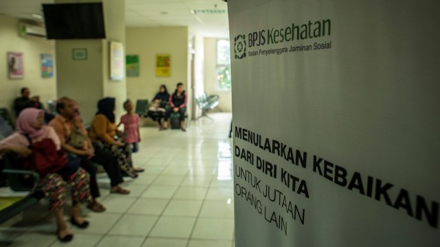Calon pasien menunggu antrean di RSUD Jati Padang, Jakarta, Senin (7/1/2019).  Foto: ANTARA FOTO/Aprillio Akbar