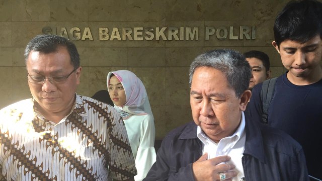 Eks petinggi BPJS TK Syafri Adnan Baharuddin (kanan) usai laporkan Ade Armando dan kliennya ke Bareskrim Polri (7/1). Foto: Lutfan Darmawan/kumparan