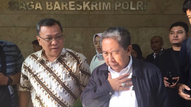 Eks petinggi BPJS TK Syafri Adnan Baharuddin (kanan) usai laporkan Ade Armando dan kliennya ke Bareskrim Polri (7/1). Foto: Lutfan Darmawan/kumparan