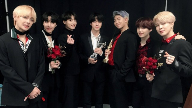 Grup idola K-Pop, BTS, di belakang panggung GDA 2019. Foto: Twitter/@bts_bighit