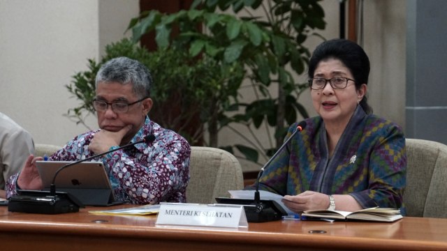 Sekretaris Jenderal Kementerian Kesehatan Oscar Primadi (kiri) di masa Menkes Nila Moeloek