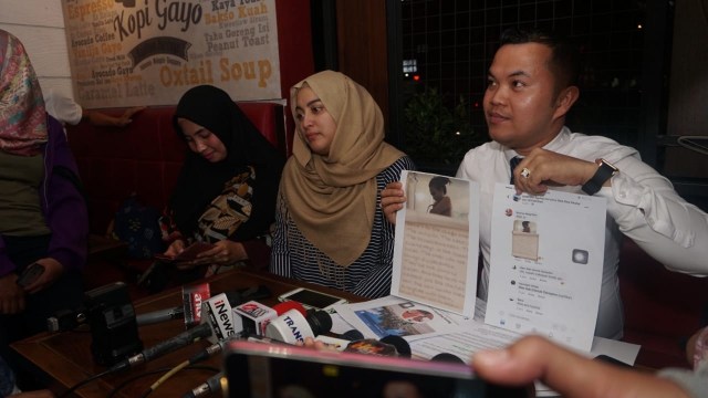 Kuasa hukum Vanessa Angel, Zakir Rasyidin (kanan) dan Jane Shalimar (tengah) saat konferensi pers tentang kasus porstitusi yang menimpa Vanessa Angel di Kalibata City, Jakarta, Senin (7/1/2019). (Foto: Irfan Adi Saputra/kumparan)