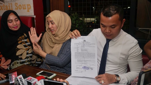 Kuasa hukum Vanessa Angel, Zakir Rasyidin (kanan) dan Jane Shalimar (tengah) saat konferensi pers tentang kasus porstitusi yang menimpa Vanessa Angel di Kalibata City, Jakarta, Senin (7/1/2019). (Foto: Irfan Adi Saputra/kumparan)