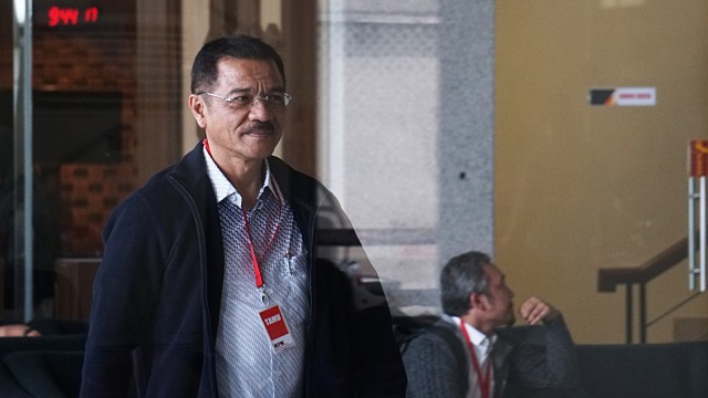 Gamawan Fauzi tiba di Gedung KPK, Jakarta, Selasa (8/1). (Foto: Fanny Kusumawardhani/kumparan )