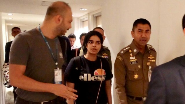 Seorang remaja putri asal Arab Saudi, Rahaf Mohammed al-Qunun, saat bertemu dengan petugas imigrasi di hotel Bandara Suvarnabhumi, Bangkok, Thailand. (Foto: Reuters)