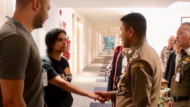 Seorang remaja putri asal Arab Saudi, Rahaf Mohammed al-Qunun, saat bertemu dengan petugas imigrasi di hotel Bandara Suvarnabhumi, Bangkok, Thailand. (Foto: Reuters)